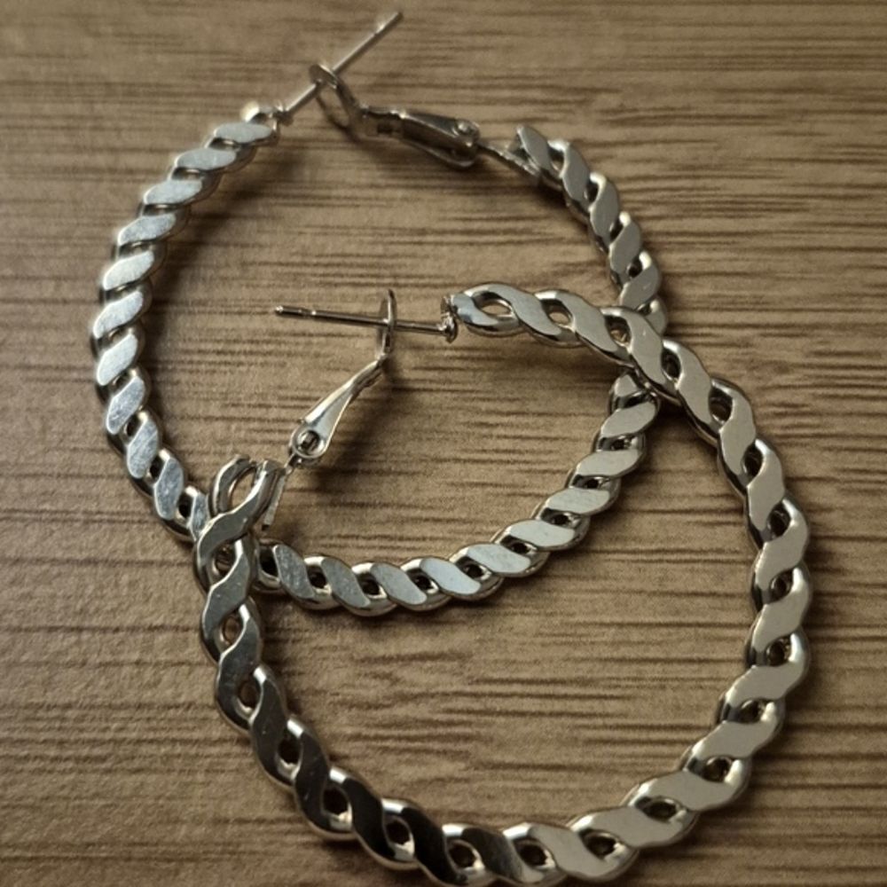 ♡♡♡ Retro Playful Silver Flat Braided Hoop Earrings Hinge Closure 2"